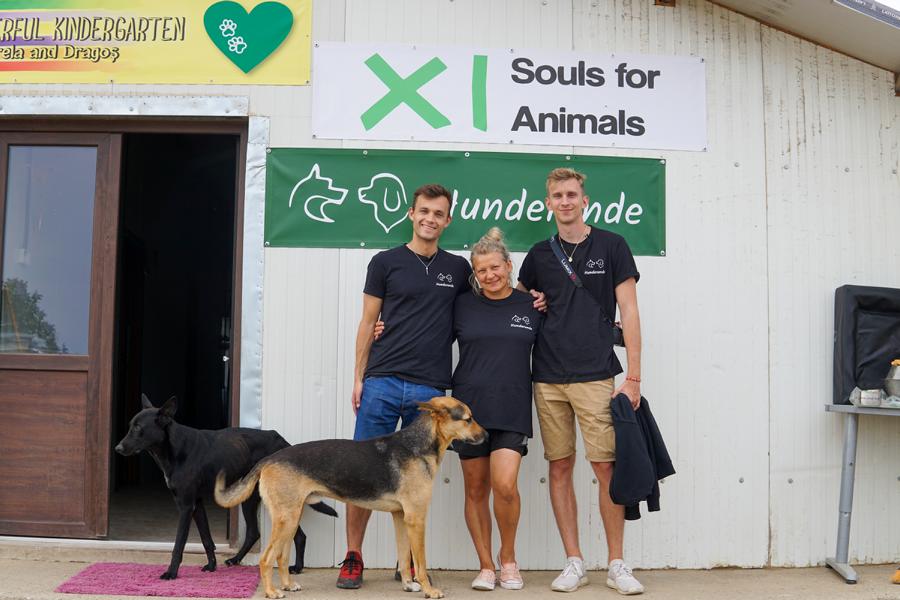 Luis und Fabio - die Gründer von Hunderunde - mit Mirela vom Tierheim in Rumänien